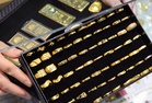 Bayi baharu lahir diberikan cincin emas