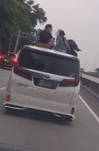 Polis kesan pemandu biar kanak-kanak keluar dari bumbung kereta 