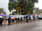 Hujan tidak halang pengamal media tunggu di depan rumah Najib