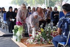 Wanita dari Kuching, Sarawak luang masa ziarah pusara Tun Hasmah