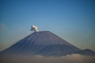 Empat gunung berapi meletus di Indonesia hari ini