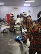 Remaja lelaki cedera tangan tersepit mesin pengisar daging