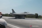 Latihan jet F-16 mendarat di lebuh raya Indonesia
