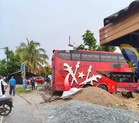 Bas ekspres hilang kawalan rempuh surau sekolah