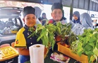 Murid PPKI Simpang Ampat rasai pengalaman berniaga di pasar tani