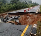 Jalan projek LTU Gua Musang ditutup akibat lubang benam
