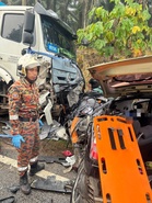 Pasangan suami isteri maut, dua anak cedera kereta bertembung lori 30 tan