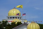 Institusi raja melangkaui percaturan politik