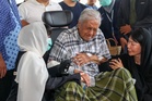 Wajah sugul Dr. Mahathir di pusara Tun Siti Hasmah