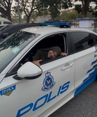 Mengidam nak naik kereta polis, suami tunaikan permintaan isteri.