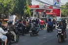 Penduduk Bali terpaksa beratur hampir 24 jam isi minyak