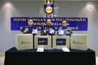 Raja Permaisuri Agong kurnia pelitup muka kepada pekerja Malaysia di Singapura