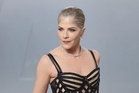 Selma Blair mengaku tidak bersalah kasari dua pramugari, pegawai polis dan jururawat