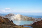 Pelancong serbu tasik kawah selepas 8 tahun ditutup