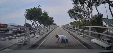 Drivers, Watch Out When You See Someone by the Road... Brother, What Are You Doing?