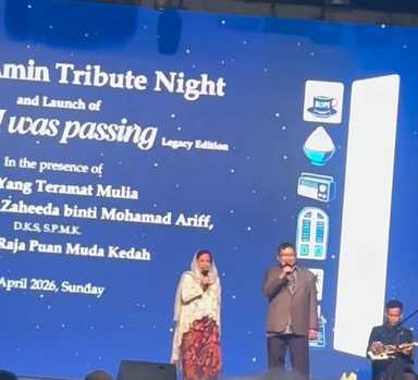 A Certain Smile, A Certain Moonlight: Memories Flooding My Mind Watching Lat Singing Malam Bulan Dipagar Bintang 