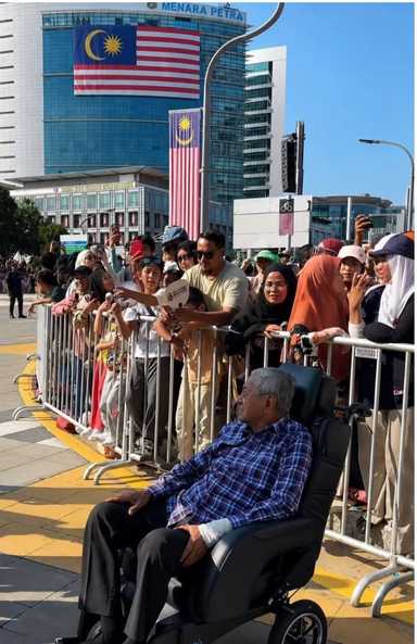 #MalaysiaKita | OPINION | Malaysia’s Most Uncomfortable Picture: When a Former Prime Minister Sits by the Roadside.