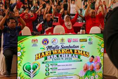 “Cucu Angkat” Santuni 171 Warga Emas, Erat Hubungan Antara Generasi