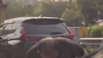Geger Pria di Sunter Ngamuk-ngamuk Rusak Spion MINI Cooper