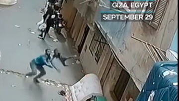 Viral Detik-detik Heroik Pemuda Selamatkan Bocah yang Jatuh dari Balkon