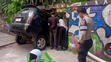 Tembok Pembatas Bandung Zoo Jebol Diseruduk Minibus