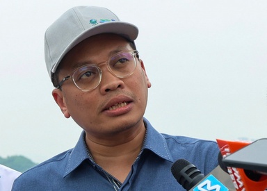 Kes Khalwat: Nik Nazmi Akui Ditahan JAIS, Mohon Maaf Kepada Isteri Dan Keluarga