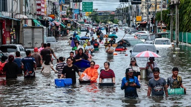 泰国洪灾扩至25府  逾17万户受灾8人亡