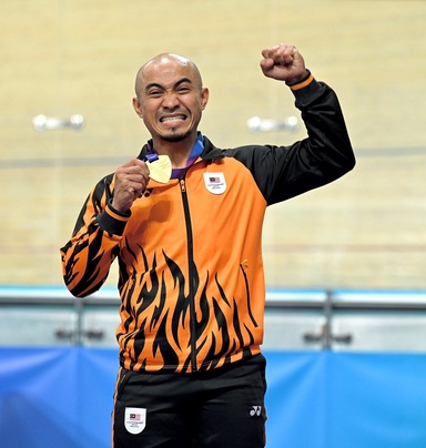 Glasgow 2026: 16 Tahun Menanti, Azizulhasni Awang Akhirnya Sambar Emas Keirin