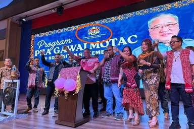 Firdaus Wong has bone to pick with Tiong over free flow beer “amid display of nation’s coat of arms”