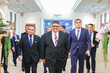 Detractors fumed at Melaka UMNO for draining state coffers by needing “7 back-up ADUNs”