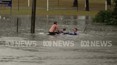 Australia: Bystanders dive into floodwaters to save trapped driver