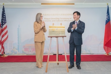 Defying Two Letters From China, Arizona Governor Backs Taiwan's Phoenix Office