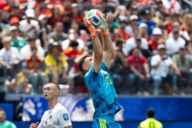 Spain's Simon betters World Cup record with latest clean sheet