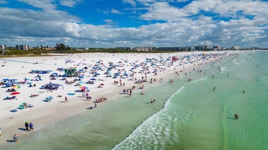 In the US, this gorgeous white sand beach in Florida was just named the best in the country for the second year running (you’ll soon see why!)