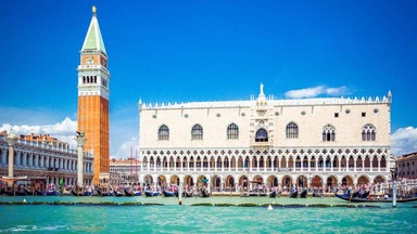 In Venice, this luxurious palace tells the story of the Serenissima’s power (it’s a true gothic masterpiece!)