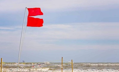 Beachgoers Hit With $500 Fines Under Strict ‘Double Flag’ Rule