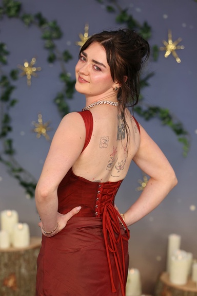 Maisie Williams Recreates Sandra Bullock's Y2K Looks for 'Practical Magic 2'