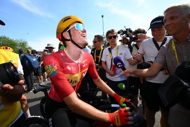 Wærenskjold sprints to his 1st stage win at the Tour de France, Pogačar protects his lead