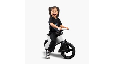 特斯拉首款儿童两轮车开卖:售价近千元