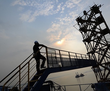 Global crude oil prices plummet