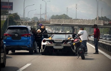 Police hunt Aruz driver over alleged assault on Ferrari driver on PLUS highway