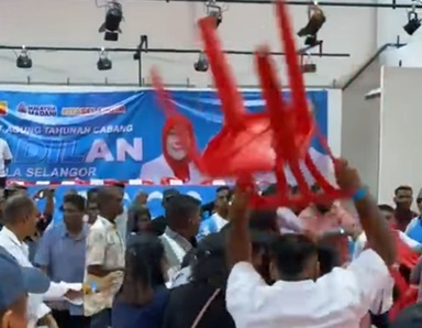 Chaos at PKR Kuala Selangor meeting, three suffer minor injuries (video)