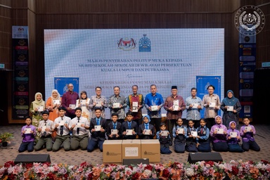 Queen donates 376,000 facemasks to schoolchildren in KL, Putrajaya