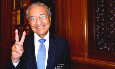 Tun Dr Mahathir Mohamad Kembali Jadi Perhatian Ramai Di Sebuah Kafe