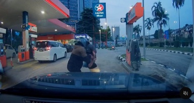 Pengkritik Bola Dipukul Dua Lelaki Bertopeng Di Stesen Minyak