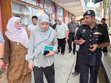 Fadhlina bertemu keluarga pelajar SMK Za’aba, KPM arah audit segera sekolah