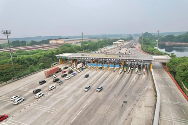 Tol Trans Jawa Ramai saat Libur Waisak, Ribuan Kendaraan Padati Gerbang Tol Utama