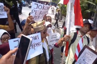 Massa ARIB Datangi Rumah Jokowi di Solo, Serahkan Surat dan Plakat