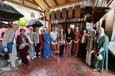 Kunjungi Desa Tenganan Pegringsingan, Seruni dan Dekranas Dukung Pelestarian Tenun Gringsing