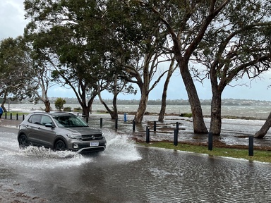 Storm pummels Western Australia with warning of weather to intensify